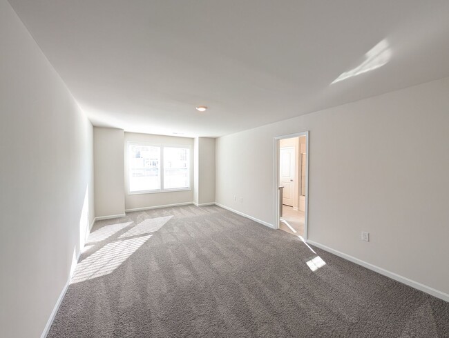 Building Photo - New Construction Townhouse-Hendersonville!