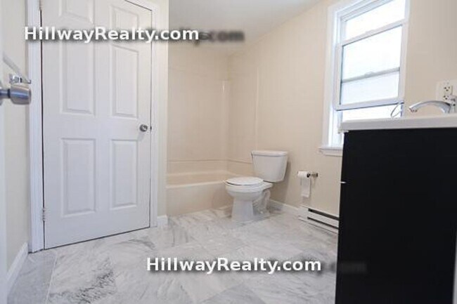 Building Photo - Central JP Location, In-Unit Laundry, Porc...