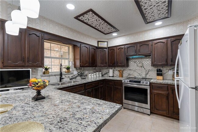 Building Photo - 2213 Lake View Dr
