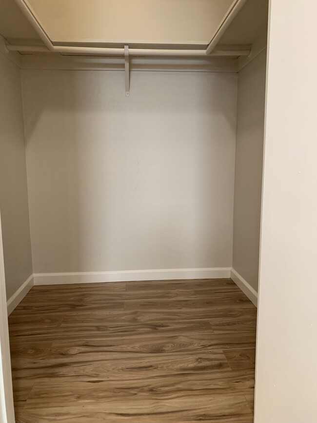 Primary bedroom - walk-in closet - 871 Burbank Dr