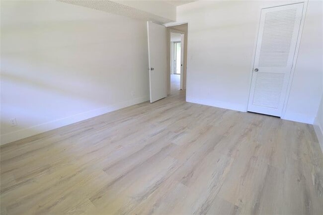 Building Photo - 4007 N Cypress Dr