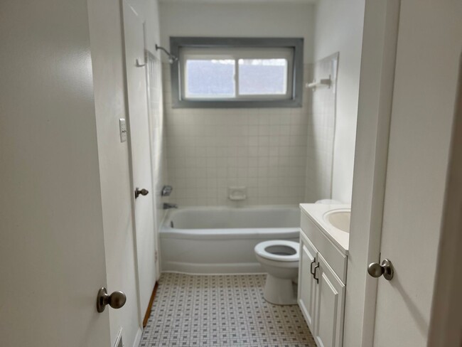 Building Photo - Lovely Split Level Close to Walter Reed, N...