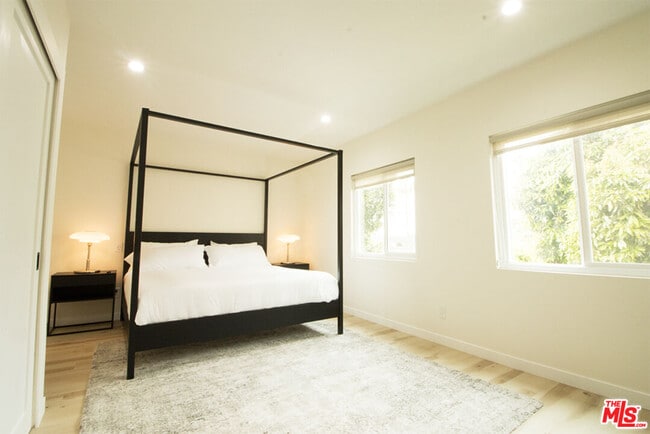 Building Photo - 9042 Phyllis Ave