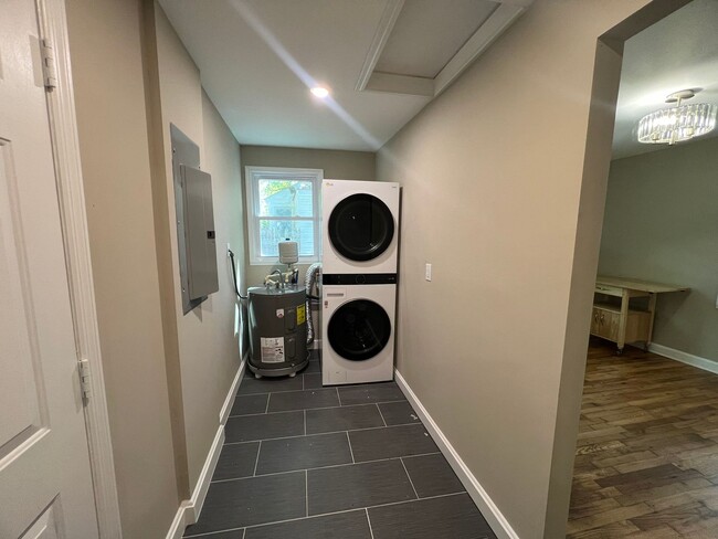 Building Photo - Newly renovated 2 bedroom 1 bath house!