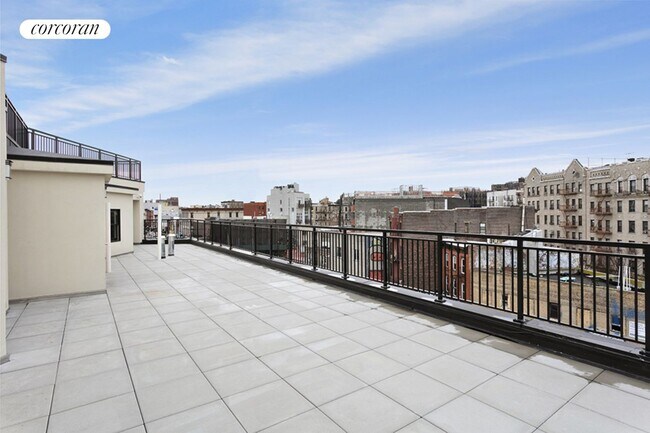 Building Photo - 460 Grand St
