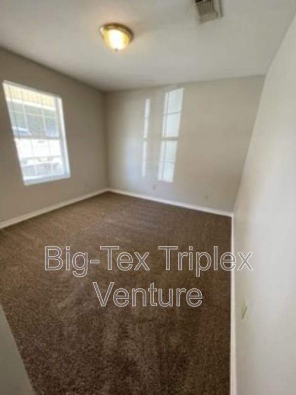 Building Photo - 278 N Pecan St