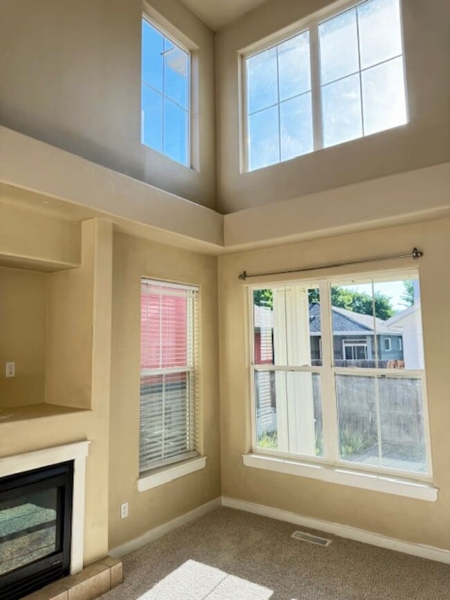 Building Photo - 3 Bedroom 3 Bathroom House Located Near a ...