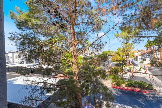 Building Photo - 2 bedroom remodeled condo in the Henderson...