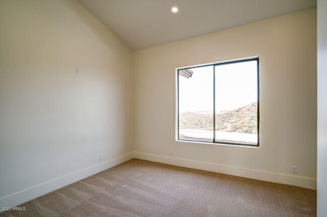 Building Photo - 301 E Jomax Rd