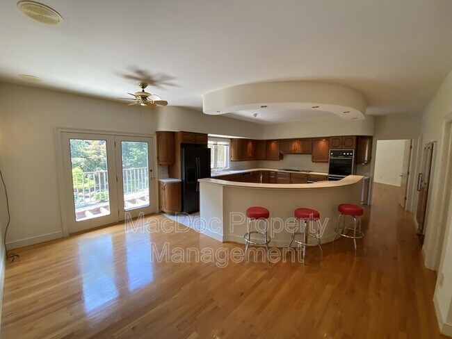 Building Photo - 11225 N Club Dr