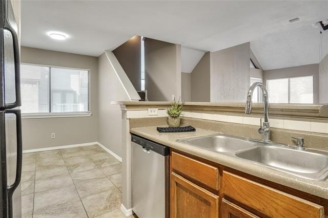 Building Photo - 2300 Balsam Dr