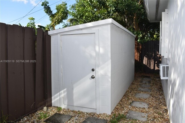 Building Photo - 932 Moffett St