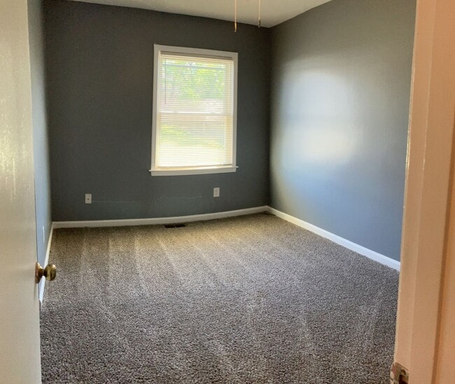 Building Photo - COMING SOON: Attractive Townhouse! 4 BR, 2...