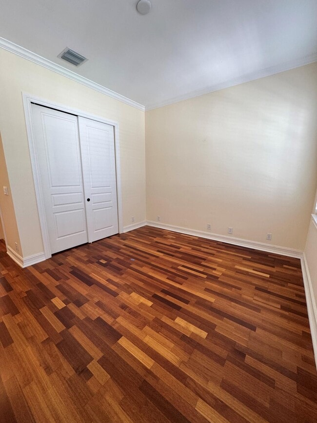 Building Photo - 304 W Mallory Cir