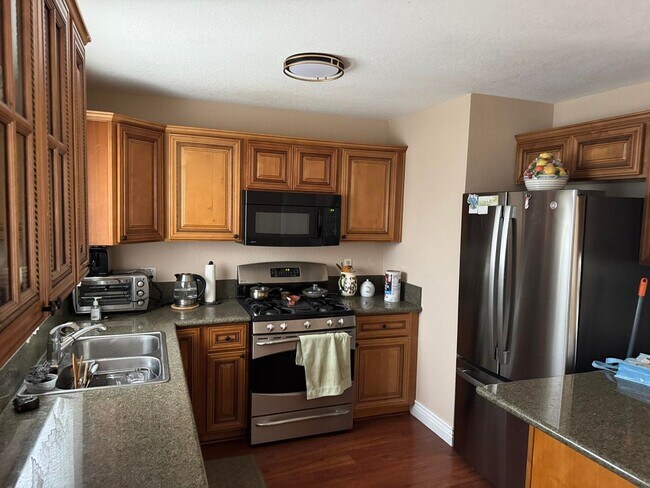 Building Photo - 6425 Thomas Dr
