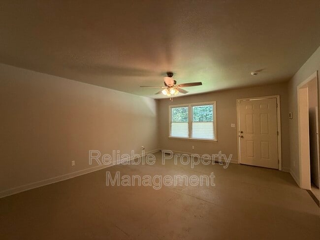 Building Photo - 725 Locust Ln