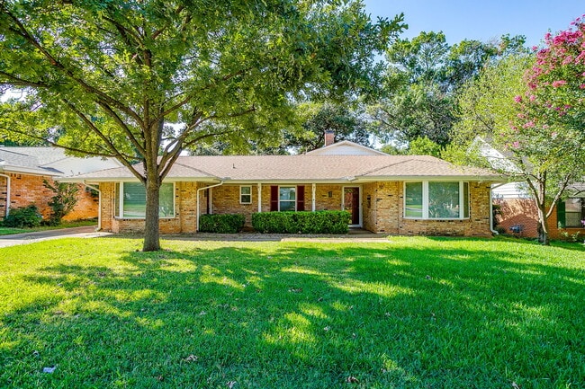 Building Photo - 1706 Larkspur Dr