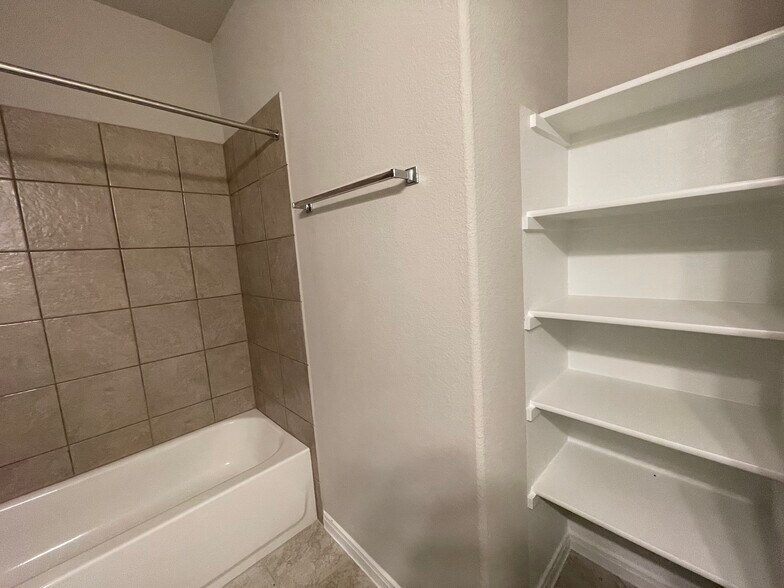 Building Photo - 300 La Joya Pass