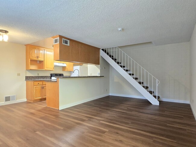 Building Photo - Remodeled 2-Story Townhome, A/C, Newer Kit...