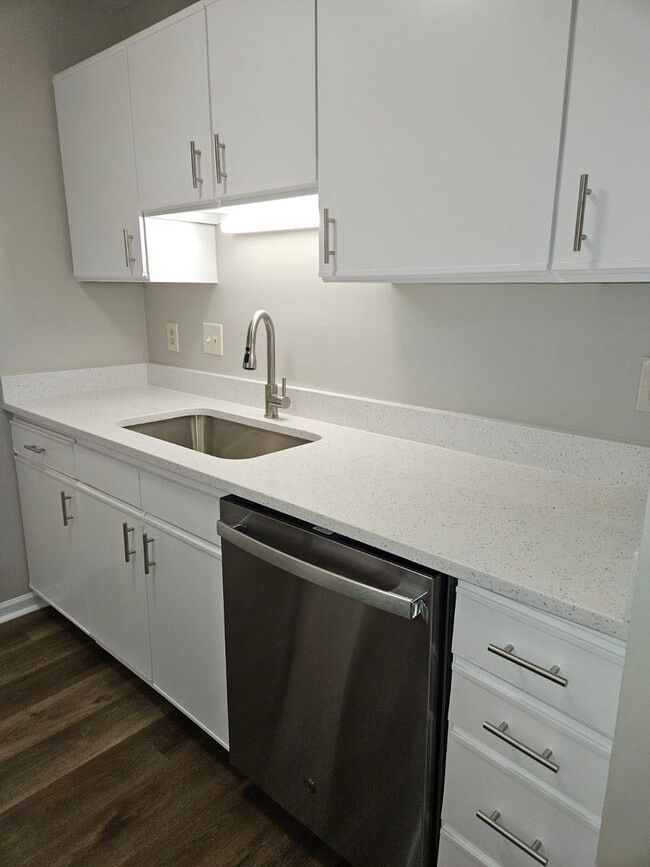 Building Photo - Three bedroom, two bath condo in High Point
