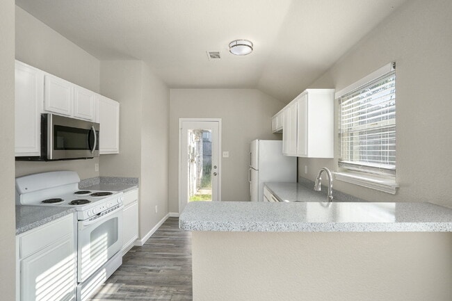 Building Photo - Great Location!