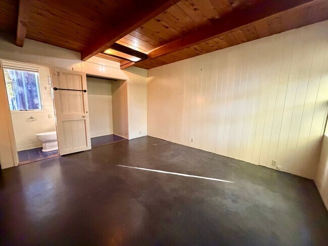 Building Photo - Unique 2 bedroom 2 bath home in Pacific Grove!