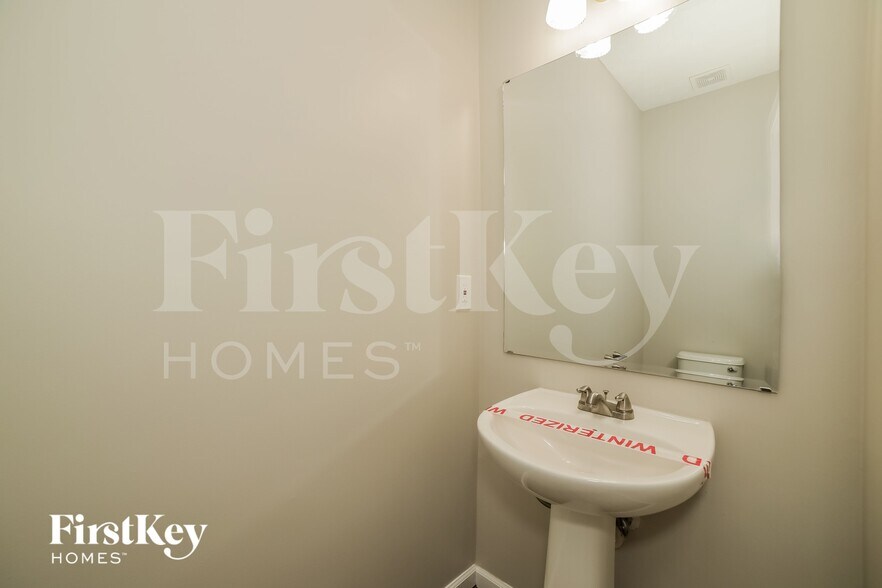 Building Photo - 2046 Dartmoth Way