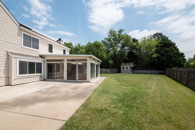 Building Photo - 5 Bedroom, 2.5 Bath Home for Rent in Salem Woods