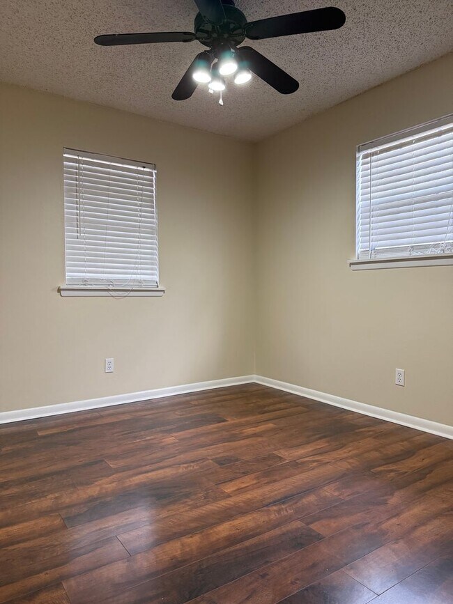 Building Photo - 8606 Holiday Dr