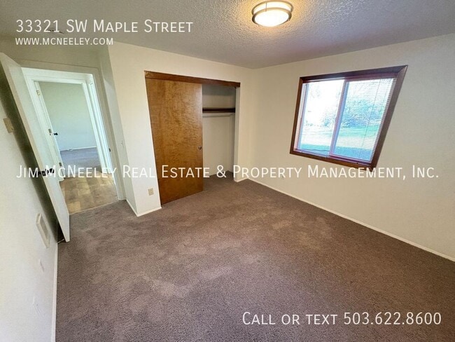 Building Photo - 33321 SW Maple St