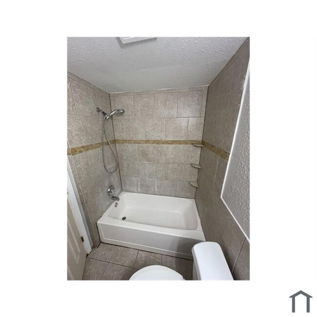 Building Photo - Discover your dream home in this beautifully renovated four-bedroom, two-bathroom house.