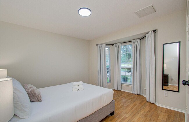 Building Photo - 7211 Crescent Mills Dr