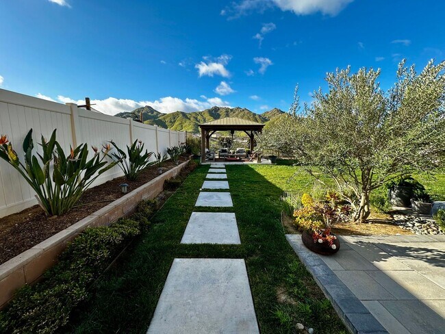 Building Photo - 4 Bedroom Single Family Home in Riverside