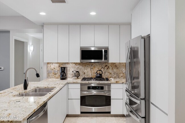 Building Photo - 7121 E Rancho Vista Dr
