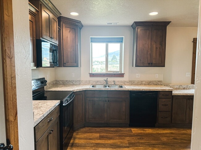 Building Photo - 3 Bedroom, 1 Bathroom Lower Level Duplex