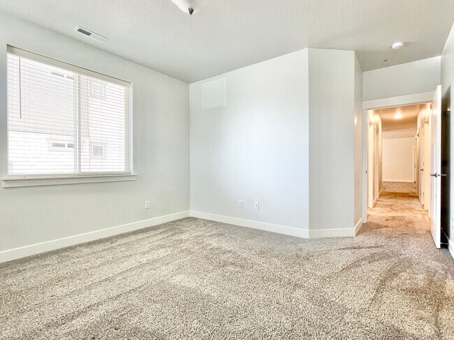 Building Photo - Spacious Condo Near Primary Children’s Hospital!