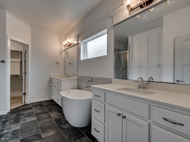 Building Photo - 4 Bedroom + Yukon Schools