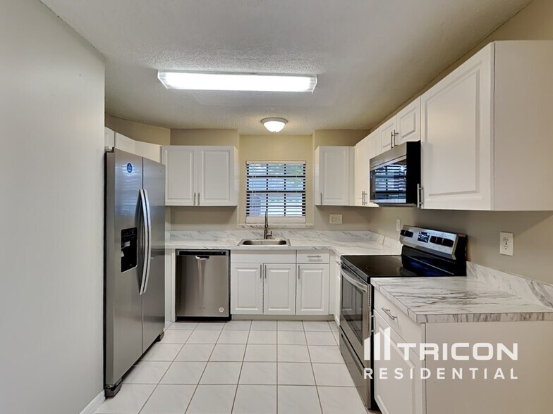 Building Photo - 10827 Claymont Dr