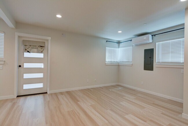 Building Photo - 2 Bedroom Luxury New Construction Cottage - Standalone Alone Home - Location Location Location