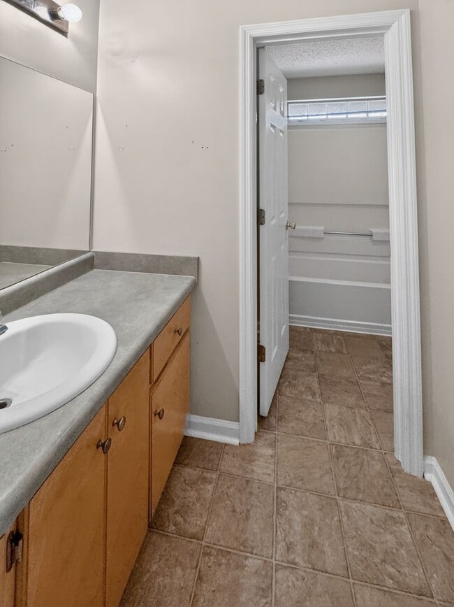 Building Photo - RATE DROP ALERT (was $2200/month) and MOVE-IN SPECIAL: 1st FULL MONTH'S RENT FREE*