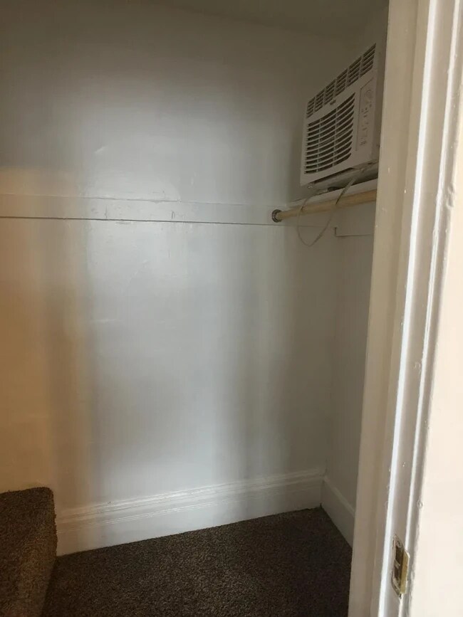 Building Photo - 729 E Linden Ave