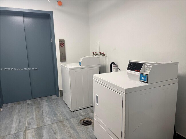 Building Photo - 209 N Fort Lauderdale Beach Blvd