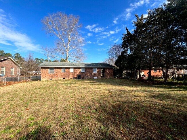 Building Photo - 944 Lark Dr