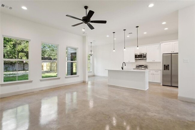 Building Photo - 2120 Robin St