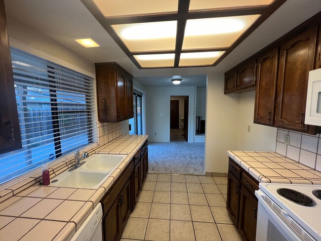 Building Photo - Single story home located in Lakewood Elementary School District!