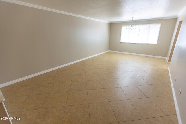 Building Photo - 704 E La Jolla Dr