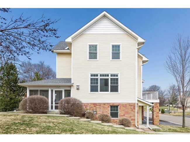 Building Photo - 2121 Village Trail