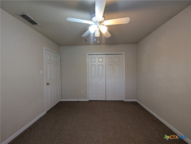 Building Photo - 956 Misty Acres Dr