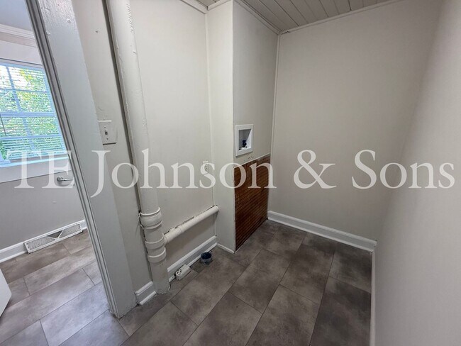 Building Photo - Charming 2 Bedroom Home with Rocking Chair Front Porch Near Downtown Winston-Salem