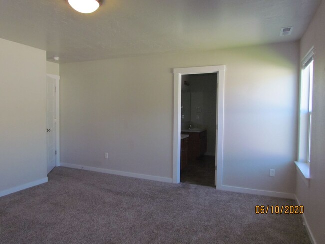 Building Photo - 3 Bed 2 Bath 1622 sqft RV Parking rent fre...